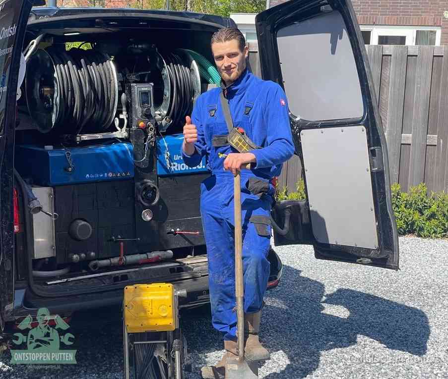 Een monteur met gereedschapsriem en klembord, klaar om een transparant vast tarief te geven voor het ontstoppen in Putten