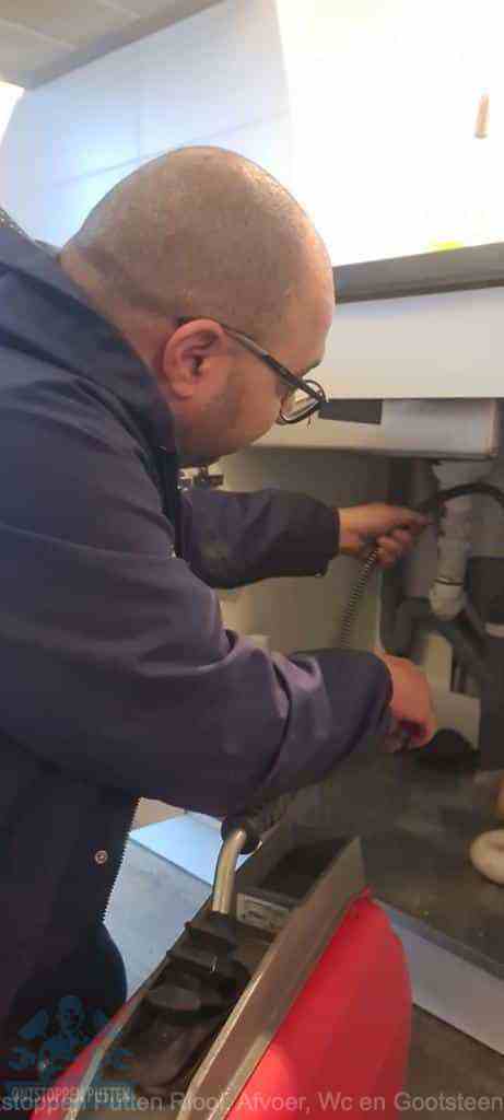 loodgieter-aan-het-werk-in-badkamer loodgieter-aan-het-werk-in-badkamer